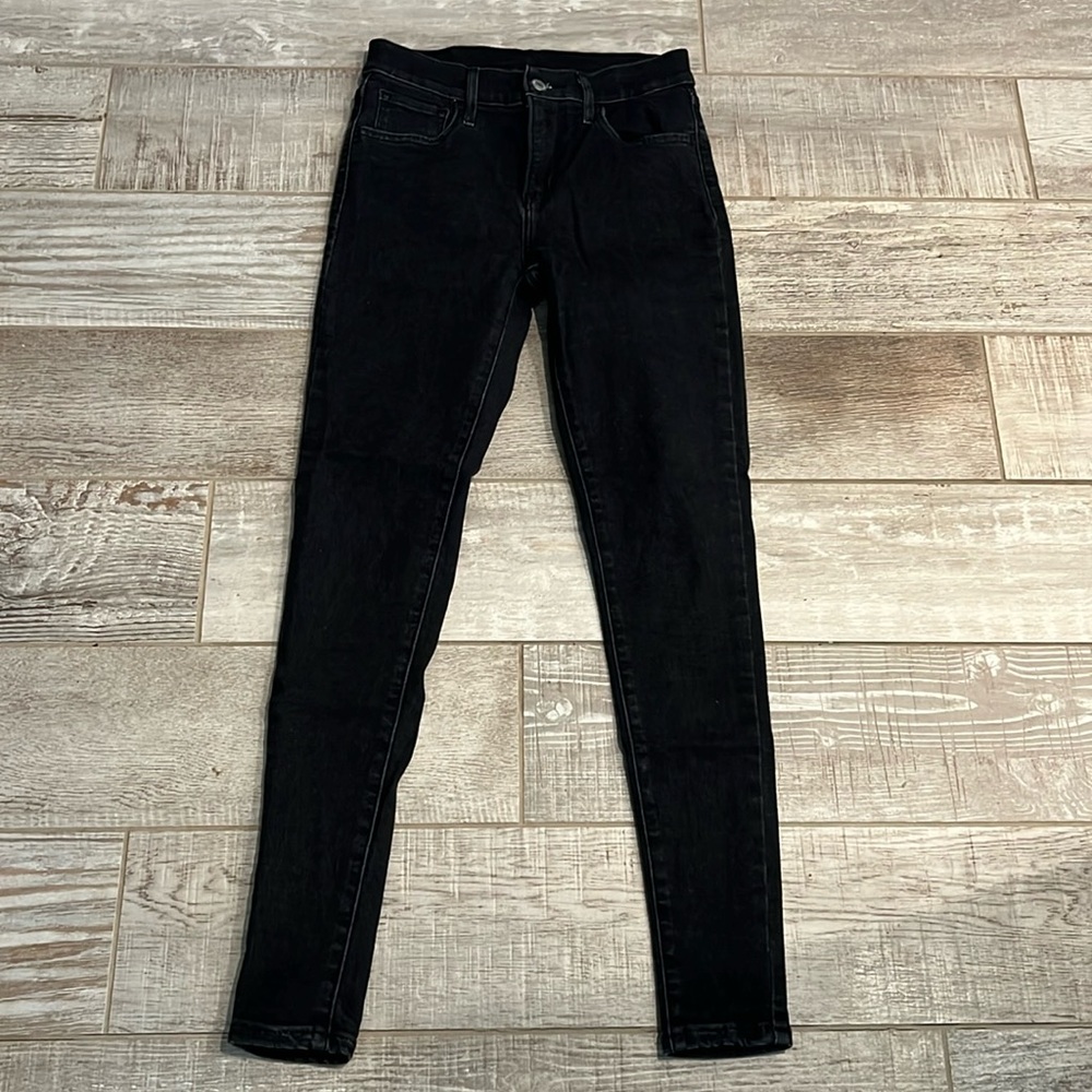 Levi’s jeans size 24. EUC